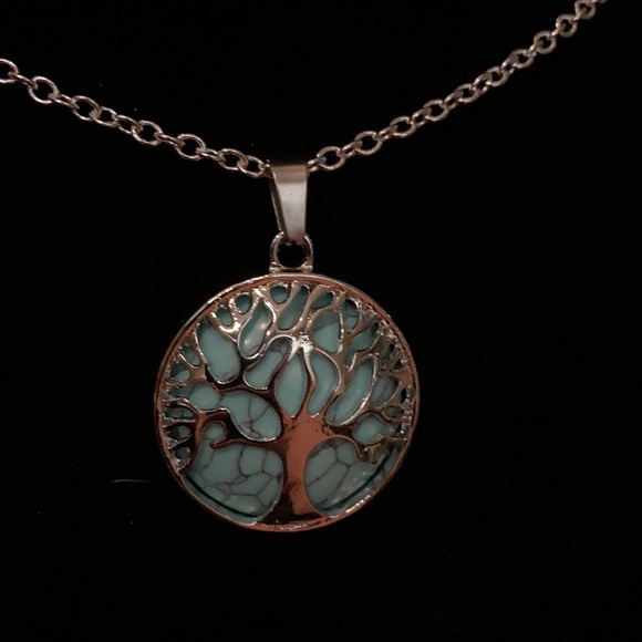 Jewelry - Tree of life pendant necklace
